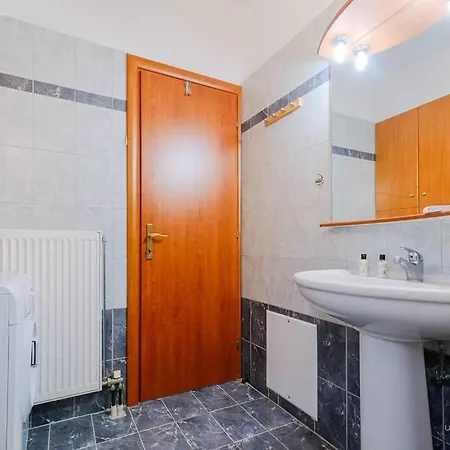 Endless Blue Maisonette With 3-bdrms And Garden Polychrono