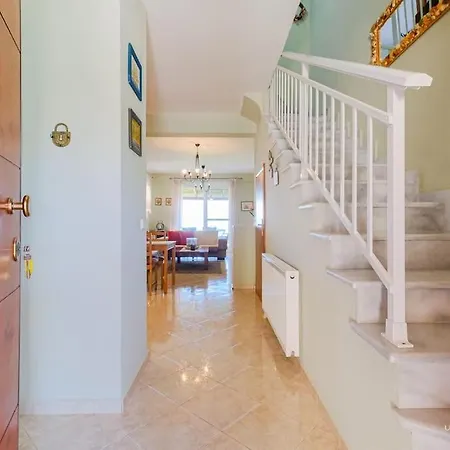 Endless Blue Maisonette With 3-bdrms And Garden *