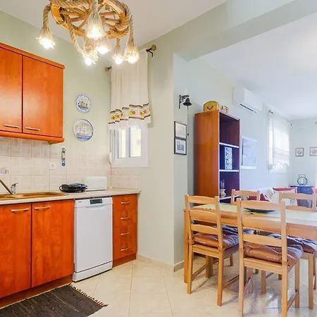 Endless Blue Maisonette With 3-bdrms And Garden * Polychrono