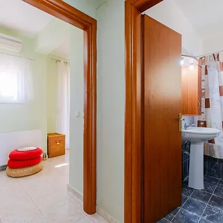 Endless Blue Maisonette With 3-bdrms And Garden Holiday home *