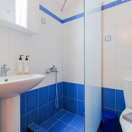 Endless Blue Maisonette With 3-bdrms And Garden *