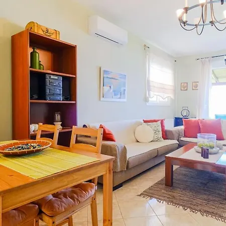 Endless Blue Maisonette With 3-bdrms And Garden *