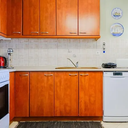 Endless Blue Maisonette With 3-bdrms And Garden *