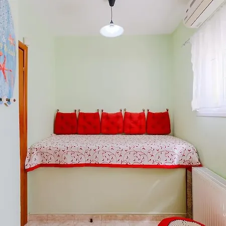 Endless Blue Maisonette With 3-bdrms And Garden * Polychrono