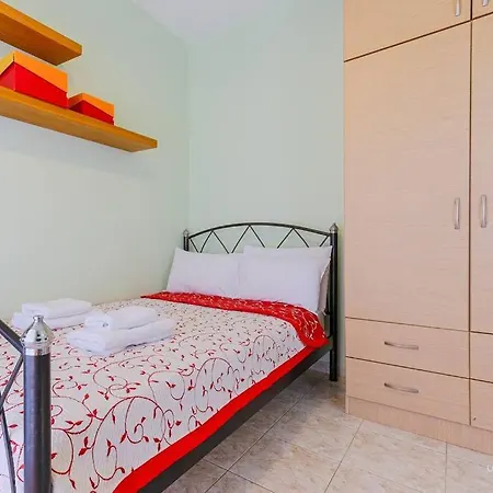Endless Blue Maisonette With 3-bdrms And Garden *